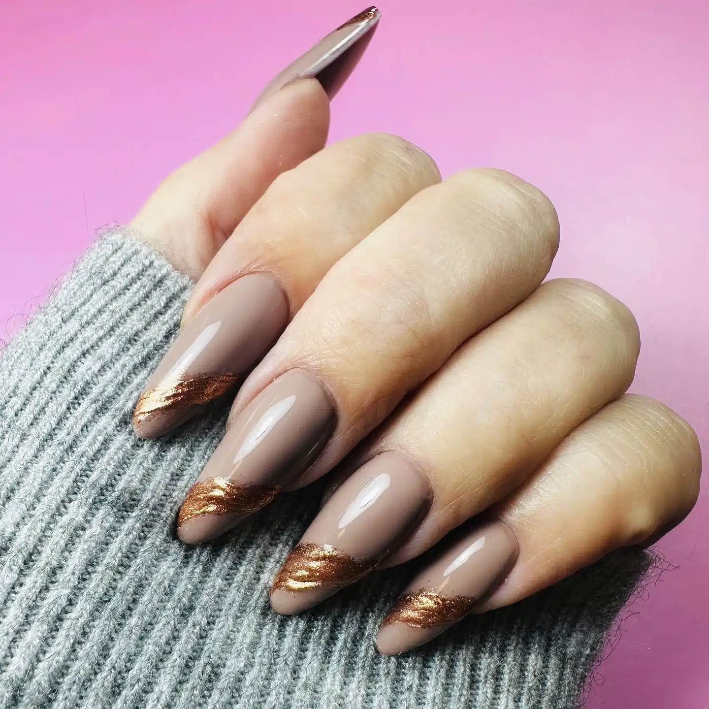 Hand met verzorgde nagels