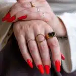 Verzorgde rode nagels van een vaste klant