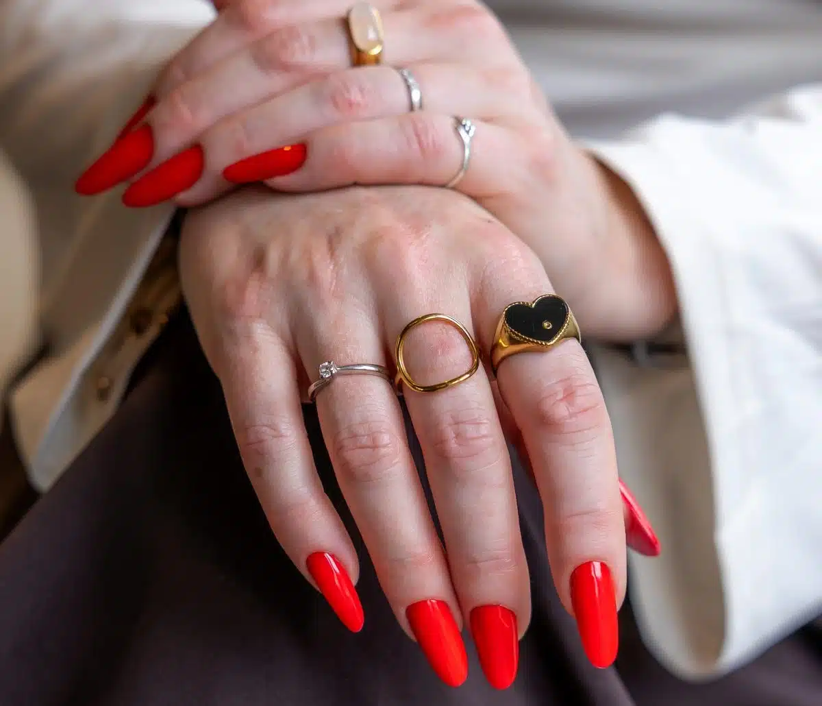 Verzorgde rode nagels van een vaste klant